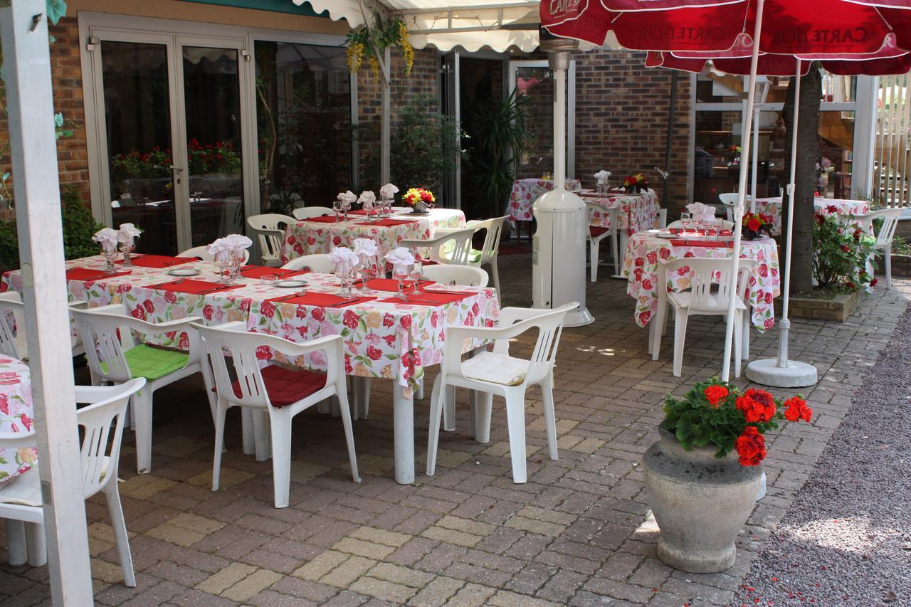 Hotel Les Deux Sapins Cailly-sur-Eure Exterior photo