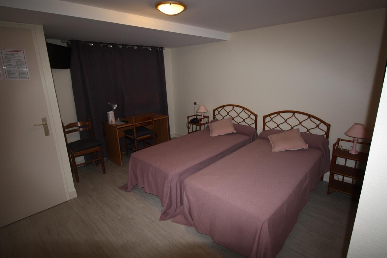 Hotel Les Deux Sapins Cailly-sur-Eure Exterior photo